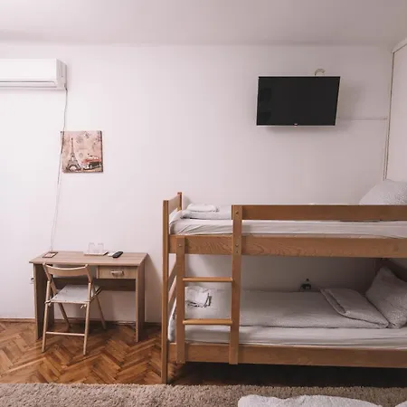 Guest house De Lux & Emilia *