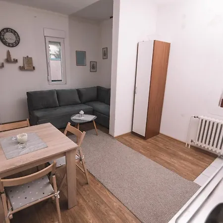 Guest house De Lux & Emilia *