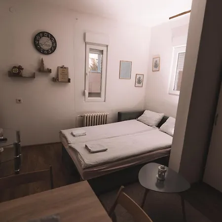 Guest house De Lux & Emilia *